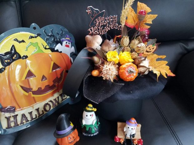 シルクハットのようにみせるテクニックで雰囲気も最高（周囲のオブジェは参考品）