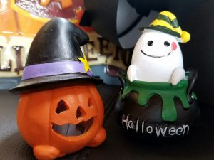 ハロウィンの雰囲気を盛り上げるオブジェを周囲に飾れば更にグレードアップ。（参考展示品）