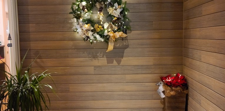 クリスマスから新春にかけての可愛動物病院のエントランスをリースやお飾りで装飾